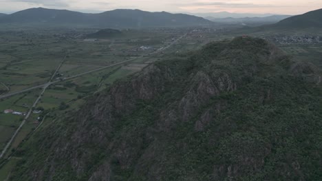 Lufthyperlapse-Des-Berühmten-Felsens-Von-Guatapé-In-Antioquia-Kolumbien-5
