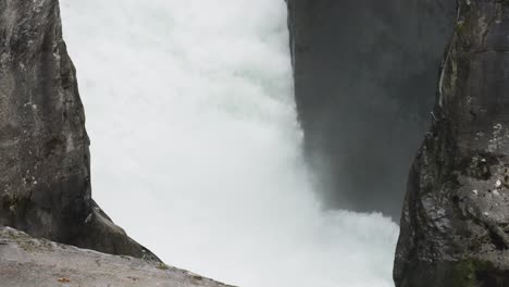 Nahaufnahme-Von-Der-Unterseite-Eines-Großen-Mächtigen-Wasserfalls