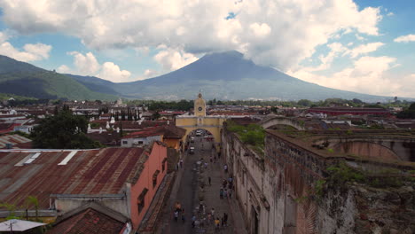 Drohnenvideo-Vom-Uhrturm-Und-Vulkan-In-Antigua,-Guatemala