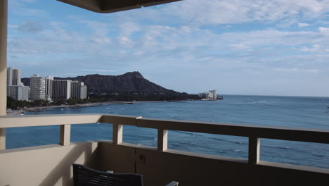 Malerischer-Blick-Auf-Diamond-Head-Vom-Hotelbalkon-Und-Meereswellen-Am-Strand-Von-Waikiki,-Zeitlupe