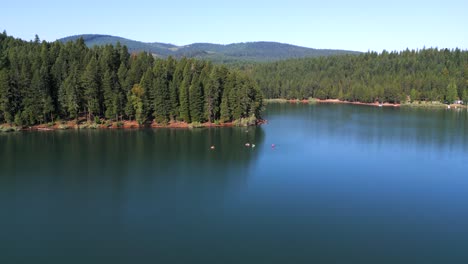 Aerial-view-of-friends-Kayaking-Willow-lake-in-Southern-Oregon-with-amazing-landscapes