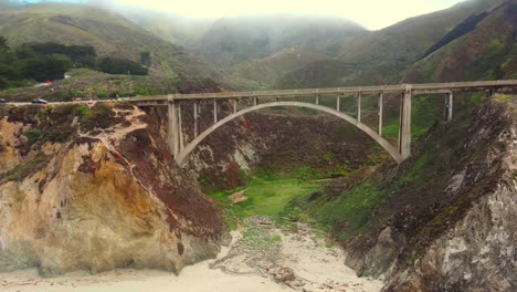 Drohnenansicht-Von-Big-Sur-Und-Rocky-Creek-Bridge-Auf-Der-State-Route-1-In-Kalifornien