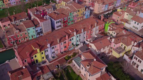 Colorful-houses-of-Burano-in-Italy,-aerial