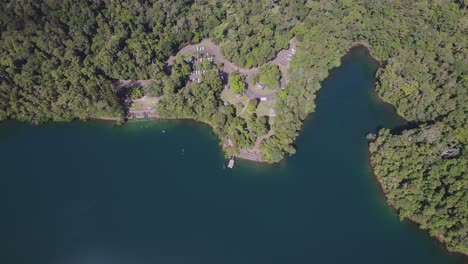 Lago-Eacham-Con-Agua-Turquesa-Y-Vegetación-Exuberante-En-Atherton-Tableland,-Queensland,-Australia---Toma-Aérea-De-Drones
