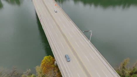 Luftüberführung-Der-Veteranenbrücke-Während-Des-Kopfes-Der-Hooch-Ruderbootrennen-Auf-Dem-Tennessee-River