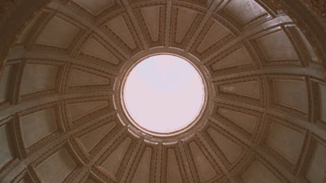 Kuppel-Einer-Kirche-In-Nazare-Von-Innen-Gesehen,-Laibung,-Kreisförmige-Basis,-Mit-Zentralem-Loch-Und-Blick-Zum-Himmel,-In-Portugal,-Extremadura