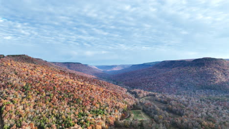 Luftaufnahmen-Im-Herbst-Von-Schönem-Laub-In-Sequatchie-Valley,-Tennessee