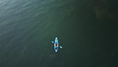 Aerial-view-of-a-kayaker-in-a-beautiful-lake-in-Oregon