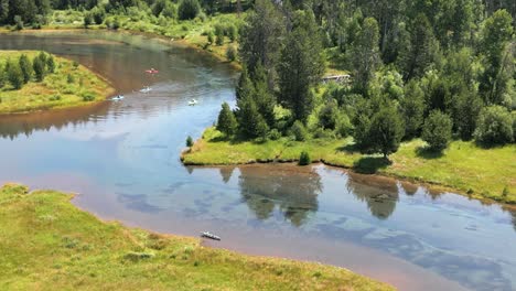 Schöner-Fluss-Zum-Kajakfahren-Im-Südlichen-Oregon-Mit-Strahlendem-Sonnenschein-Von-Oben-Gesehen