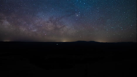 Time-lapse-Panorámico-De-La-Vía-Láctea-Que-Se-Eleva-Sobre-El-Horizonte-En-El-Parque-Nacional-Canyonlands-En-Utah