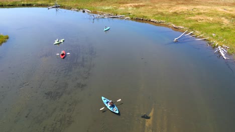 Hermoso-Kayak-De-Río-Torcido-En-Aguas-De-Almejas-Del-Sur-De-Oregon