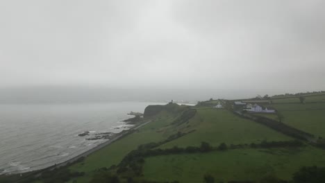 Luftaufnahme-Der-Irischen-Landschaft,-Umgeben-Von-Tief-Hängendem-Nebel