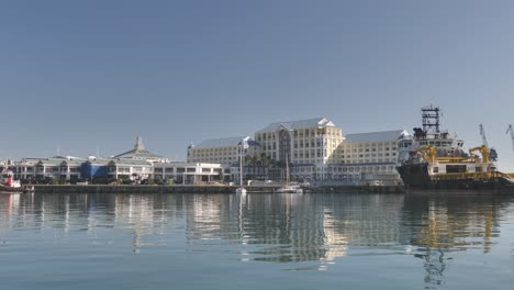 Gebäude-Und-Boote-An-Der-Uferpromenade-Von-Kapstadt-Vom-Wasser-Aus-Gesehen