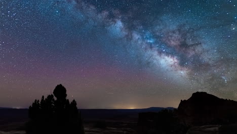 Lapso-De-Tiempo-De-La-Vía-Láctea-Moviéndose-A-Través-Del-Cielo-Sobre-Los-Desiertos-Del-Centro-De-Utah-En-El-Parque-Nacional-Canyonlands
