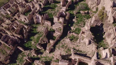 Antiguos-Edificios-De-Ruinas-De-Piedra-Con-Vegetación-Verde,-Lugar-De-Rodaje-Craco