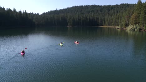 Amigos-Haciendo-Kayak-En-El-Lago-Willow-En-El-Sur-De-Oregon-Con-Paisajes-Asombrosos