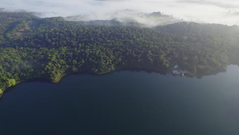 Selva-Tropical-Que-Rodea-El-Lago-Barrine-En-El-Parque-Nacional-De-Los-Lagos-Del-Cráter,-Queensland,-Australia---Toma-Aérea-De-Drones
