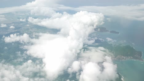 Blick-Aus-Dem-Inneren-Des-Flugzeugs-Airasia-Beim-Fliegen-über-Die-Wolke-Am-Himmel