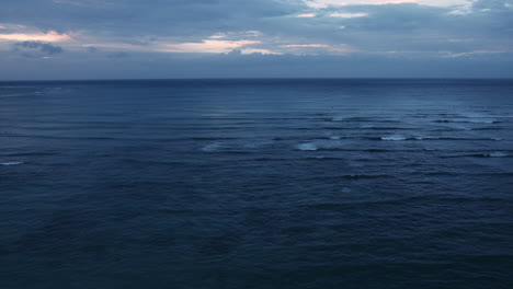 Tiefblaue-Wellen-Rollen-In-Die-Waikiki-Bay-Mit-Brillanter-Morgendlicher-Wolkenlandschaft,-Hawaii,-Kippen-Nach-Oben