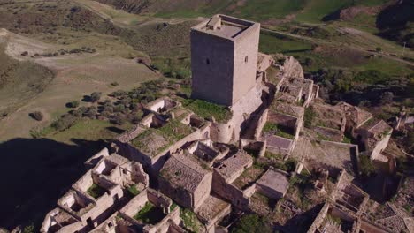 Impresionante-Pueblo-De-Montaña-Con-Ruinas-En-El-Campo-Italiano,-Antena