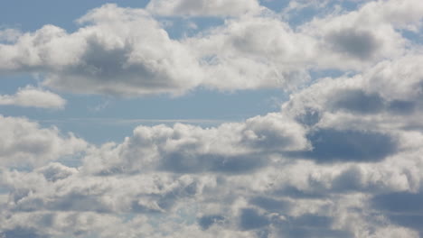 Impresionante-Lapso-De-Tiempo-De-Nubes-Blancas-En-Un-Cielo-Azul-Brillante-Durante-El-Día,-Cloudscape