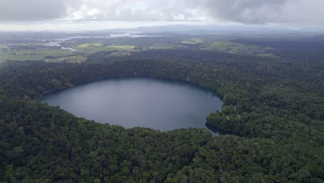 Idyllische-Landschaft-Des-Lake-Eacham-In-Atherton-Tableland,-Queensland,-Australien---Drohnenaufnahme-Aus-Der-Luft