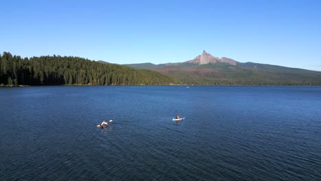 Kajakfahren-In-Diamond-Lake-Oregon-Mit-Mt-Thielsen-Im-Hintergrund