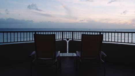 Leere-Sonnenliegen-Mit-Blick-Auf-Waikiki-Bay-Und-Horizontlinie-Bei-Sonnenaufgang,-Blick-Vom-Balkon,-Hawaii