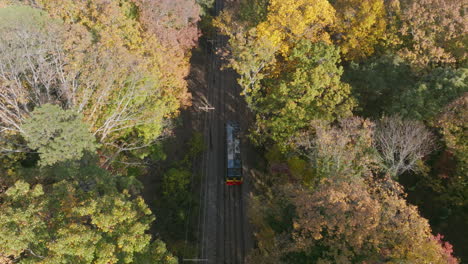Luftaufnahmen,-Die-Durch-Die-Bäume-Nach-Unten-Schwenken,-Um-Sich-Auf-Den-Schrägzugwagen-Zu-Konzentrieren,-Der-Den-Aussichtsberg-In-Chattanooga,-TN,-Hinauffährt