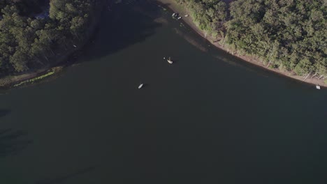 Segelboote-Auf-Der-Oberfläche-Des-Tinaroo-sees-Mit-üppigem-Grün-In-Der-Stadt-Yungaburra,-Queensland