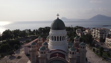 Aerial-view-tilting-in-front-of-the-Cathedral-of-Saint-Andrew-in-Patras,-in-sunny-Greece