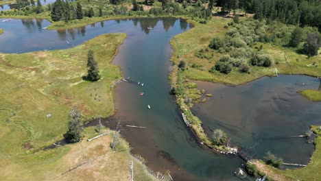 Wunderschönes-Krummes-Flusskajakfahren-In-Den-Muschelgewässern-Des-Südlichen-Oregons