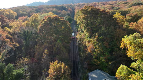 Luftaufnahmen,-Die-Durch-Die-Bunten-Herbstbäume-Fliegen-Und-Der-Steigung-Folgen,-Die-Sich-Den-Aussichtsberg-In-Chattanooga,-TN,-Hinaufbewegt