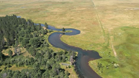 Schöner-Fluss-Zum-Kajakfahren-Im-Südlichen-Oregon-Mit-Strahlendem-Sonnenschein-Von-Oben-Gesehen