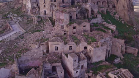 Antiguo-Pueblo-Fantasma-En-Italia-Tomado-Lentamente-Por-La-Naturaleza,-Craco,-Aéreo