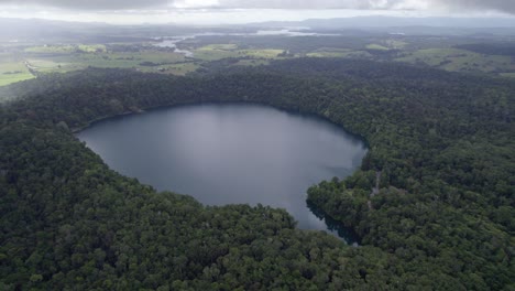 Vista-Desde-Arriba-Del-Lago-Eacham-En-Atherton-Tableland,-Queensland,-Australia---Disparo-De-Drones