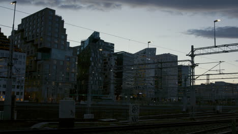 Timelapse-De-Día-A-Noche-De-La-Estación-Central-De-Oslo-Y-Código-De-Barras