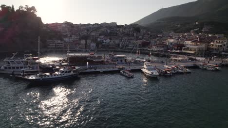 Luftaufnahme-In-Richtung-Boote-Im-Hafen-Von-Parga,-Sommerabend-In-Griechenland