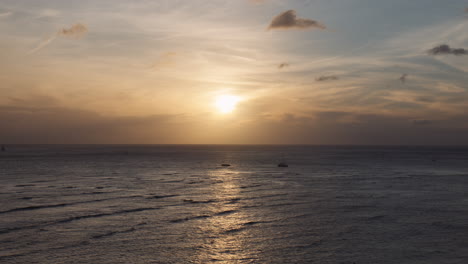 Sonnenglitterpfad,-Der-über-Windwellen-Der-Waikiki-Bucht-Mit-Wispy-Wolken-Im-Hintergrund,-Hawaii-Streut