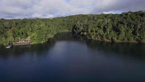 Idyllic-Scenery-At-Lake-Eacham-In-Atherton-Tablelands,-QLD,-Australia---aerial-pullback