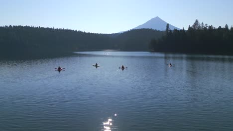 Freunde-Kajakfahren-Am-Willow-Lake-Im-Südlichen-Oregon-Mit-Atemberaubenden-Landschaften