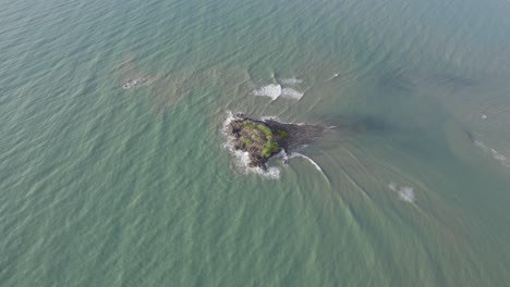Slow-Motion-Of-Waves-Splashing-Through-Rocky-Outcrop-In-The-Sea-In-Tropical-North-Queensland,-Australia