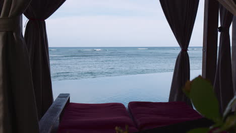 Private-Luxus-Cabana-Mit-Meerblick-Auf-Infinity-Pool,-Tropisches-Strandresort,-Hawaii