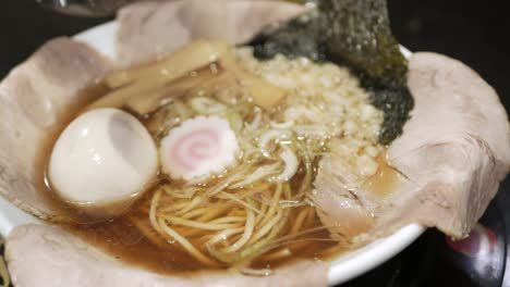 Hand-Verwenden-Essstäbchen-Halten-Ramen-Japanische-Nudeln-Japanische-Fastfood-Ramen