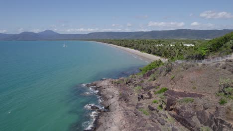 Pullback-Enthüllung-Des-4-Meilen-Strandausblicks---Malerischer-Aussichtspunkt-Mit-Malerischem-Blick-Auf-Den-4-Meilen-Strand-Und-Das-Meer-In-Queensland