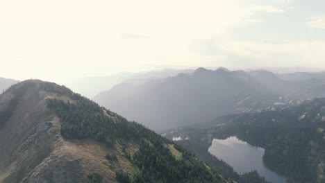 Un-Lago-Escondido-En-El-Interior-De-Las-Montañas-De-Montana