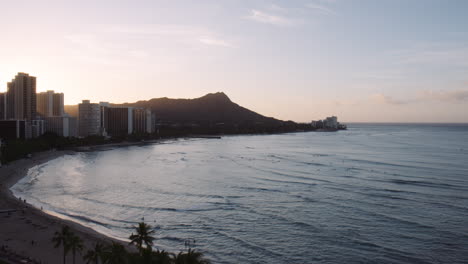 Picturesque-early-morning-view-of-Hawaii-Coastline,-Diamond-Head-In-Background,-Waikiki,-Wide-Shot