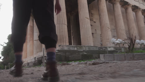 Subir-Escaleras-A-Las-Ruinas-En-Atenas,-Grecia