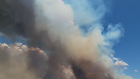 Dark-smoke-rising-from-destructive-and-dangerous-wildfire-Fairview-Fire-burning-on-distant-hills,-Hemet,-California,-USA