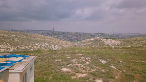 Luftaufnahme-Der-Israelischen-Landschaft-Am-Westufer-Efrat-006-Flyby-Drohne-über-Hütte